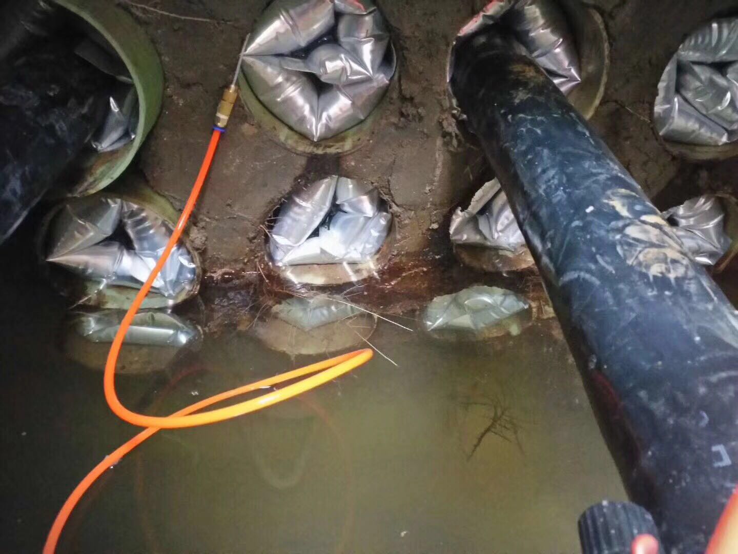 充气式电缆管道防水封堵装置